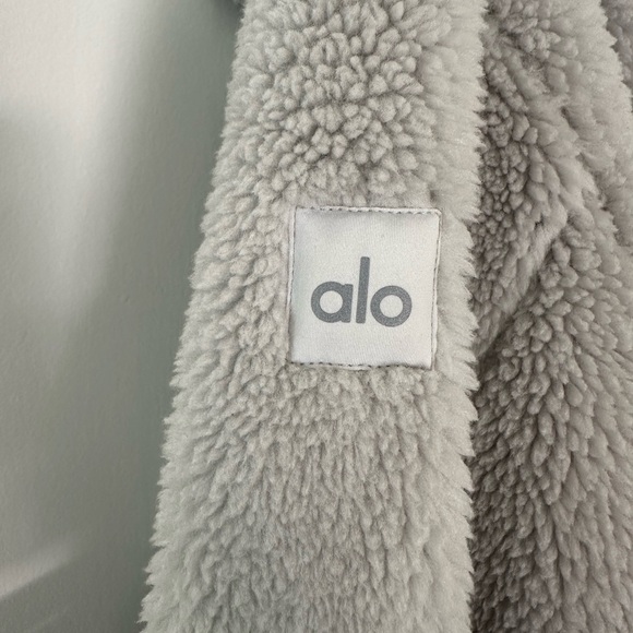 ALO Yoga Soft Gray Sherpa Jacket - Picture 4 of 4